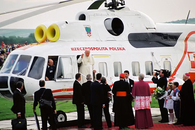 Lądowanie smigłowca z  bł. Jana Pawła II na lotnisku w Targowiskach